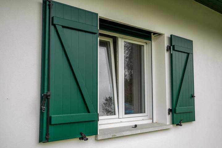 Des volets battants de qualité installés dans les règles de l’art